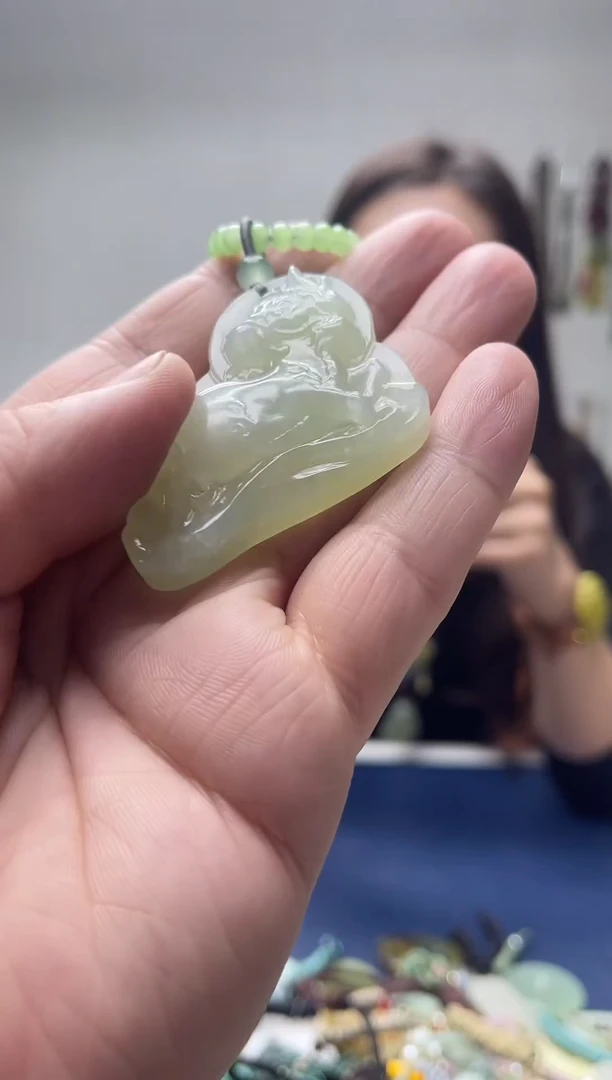 未镶嵌岫玉颈饰·