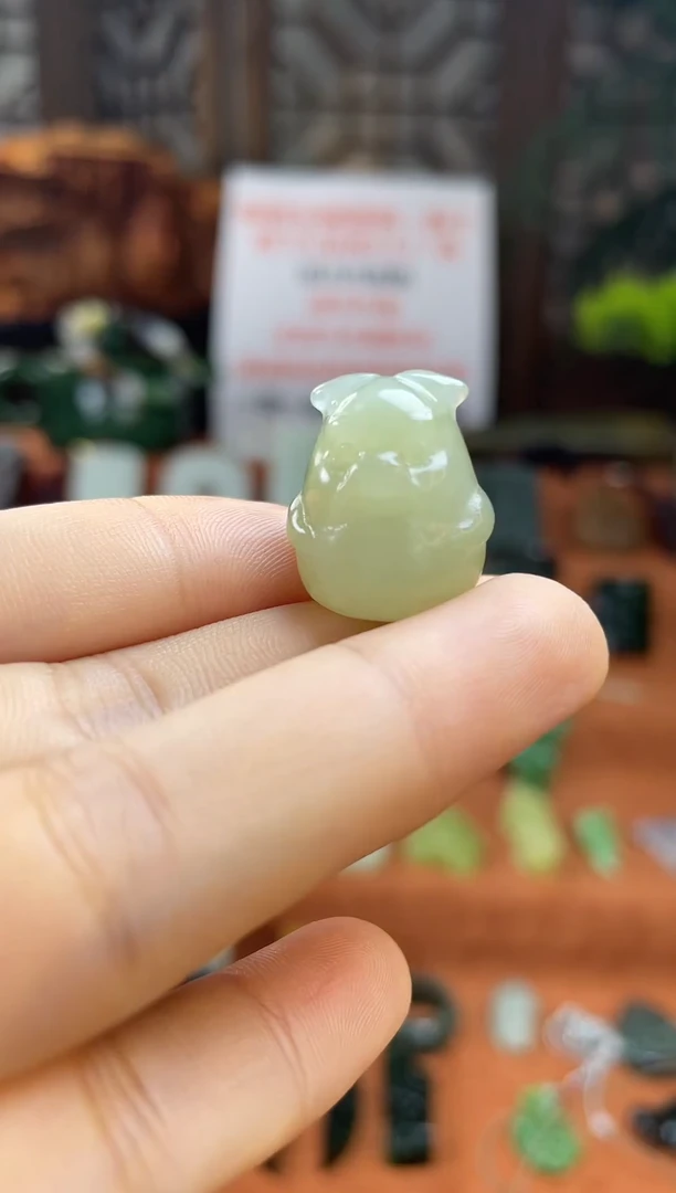 颈饰未镶嵌和田玉青海料晴水小猪吊坠带证书