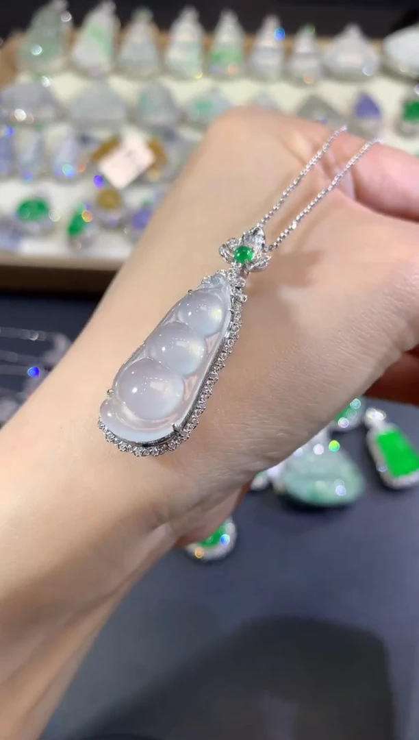 颈饰18K金镶嵌翡翠66-豆子（不含链