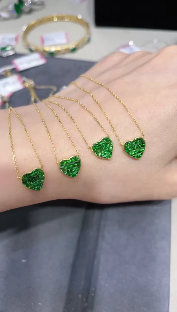 18K金镶嵌石榴石沙弗莱项链爱心款 多样性发其一