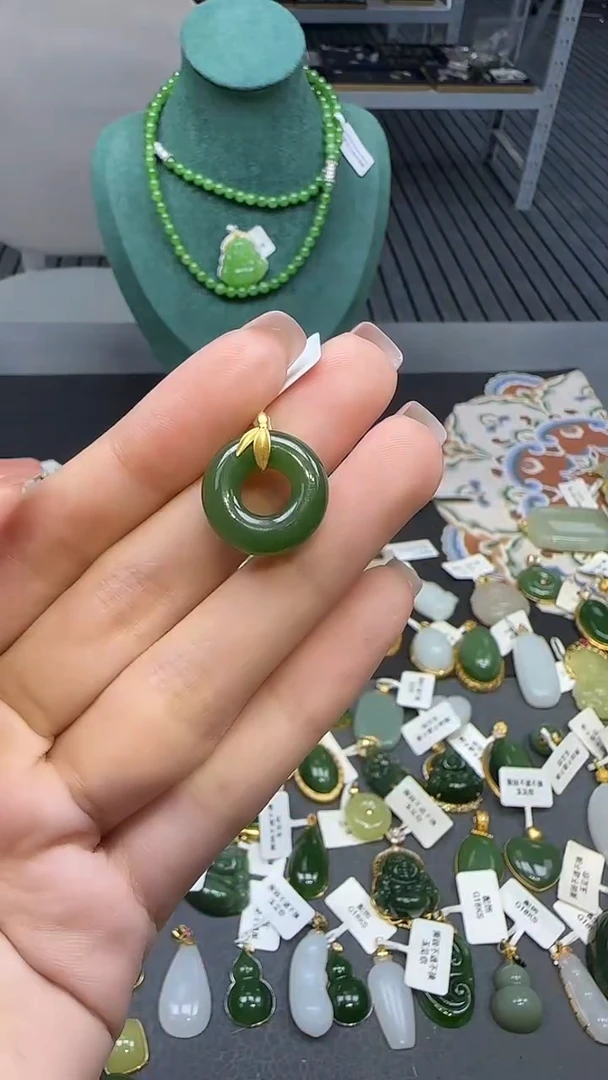 18K金镶嵌和田玉挂件1