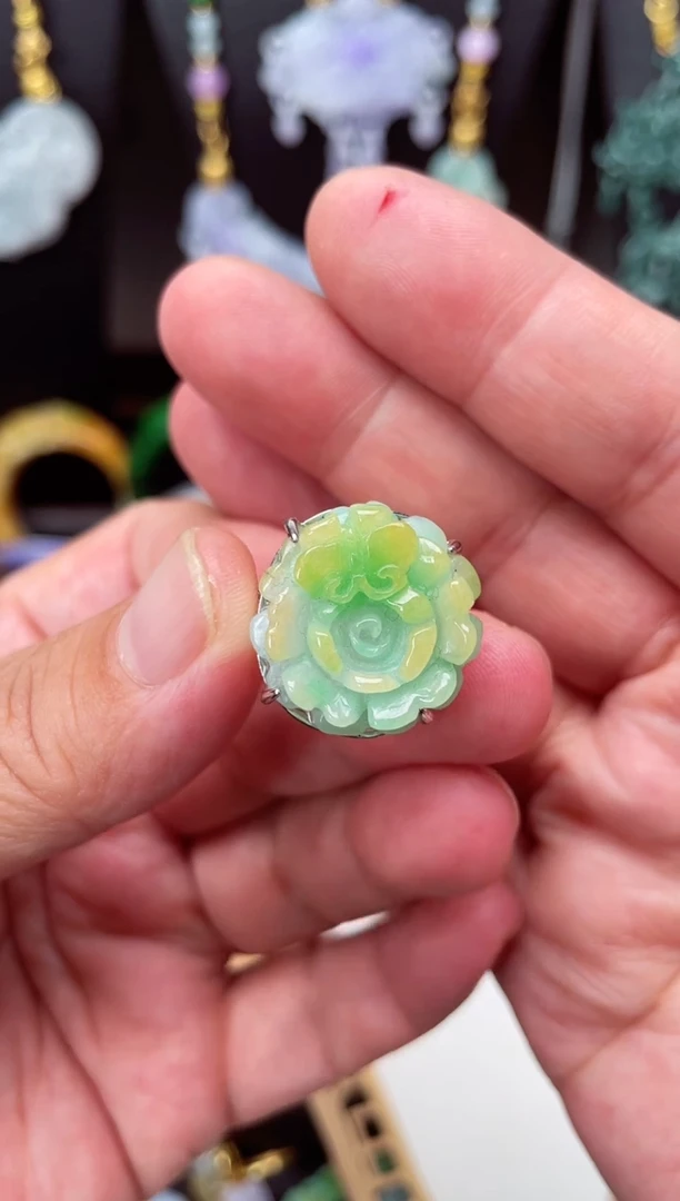 颈饰未镶嵌翡翠戒指