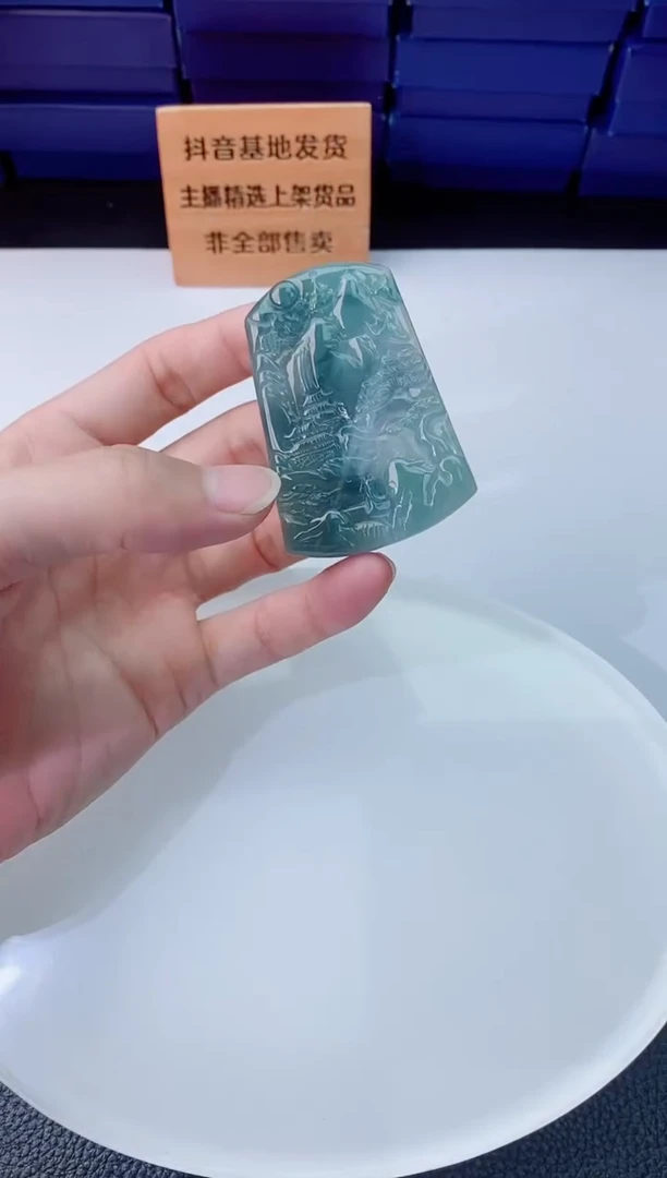 翡翠未镶嵌颈饰   `