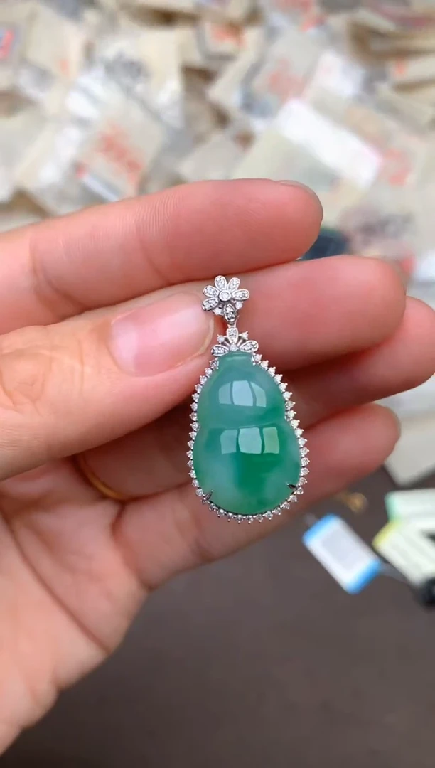 18K金镶嵌挂件翡翠—