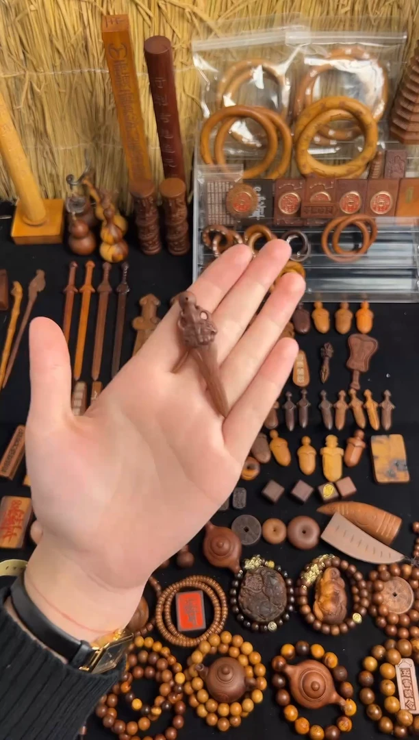 【闪购商品】木雷击枣木 小狮咬剑 6公分