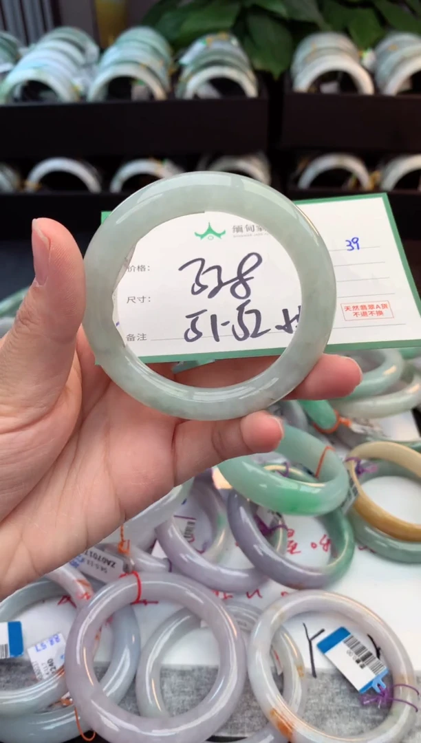 未镶嵌定制翡翠略毛货需精细抛光+多人