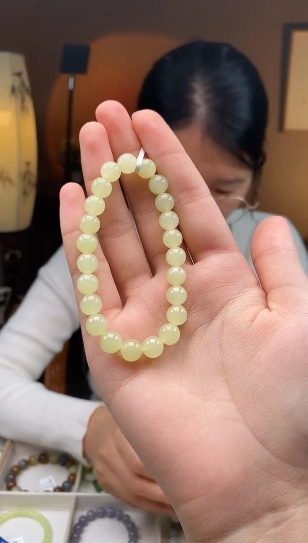 未镶嵌手链和田玉卡7.8-8左右黄口手串