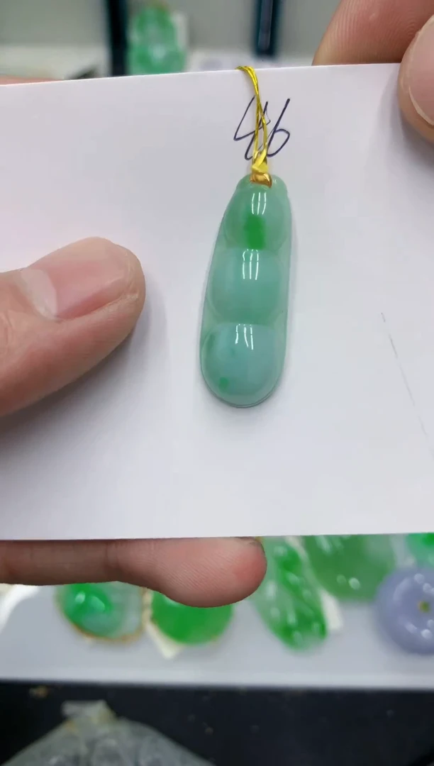 颈饰18K金镶嵌翡翠琴**欢翡翠