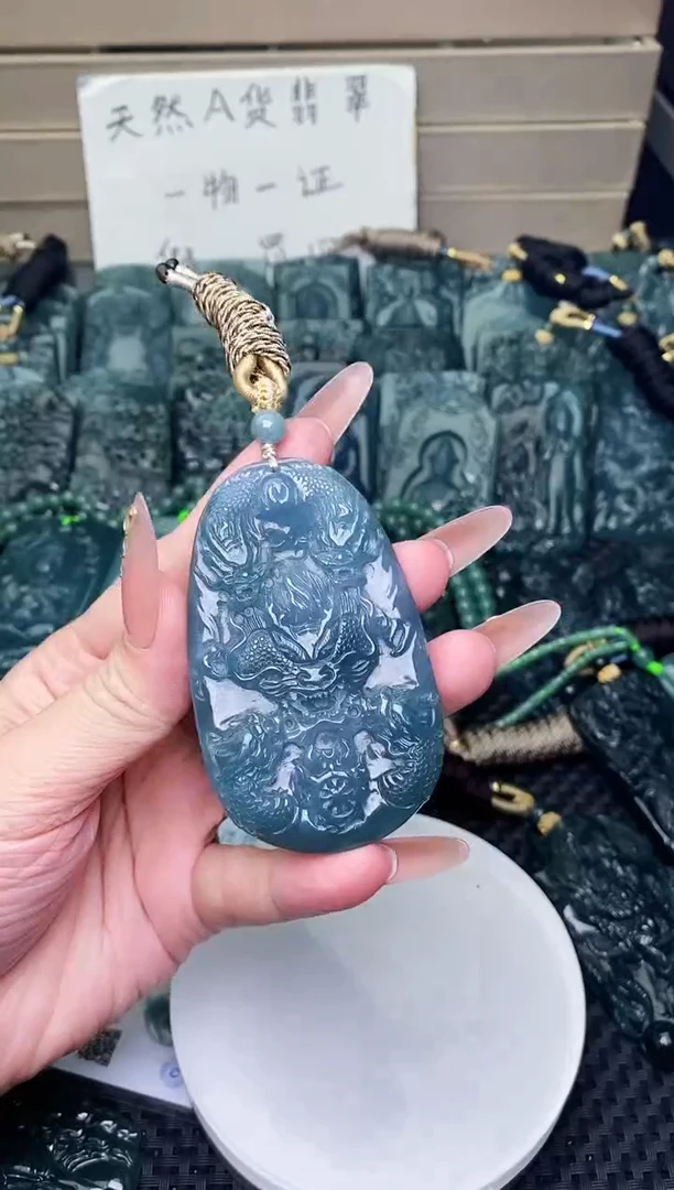 颈饰未镶嵌翡翠