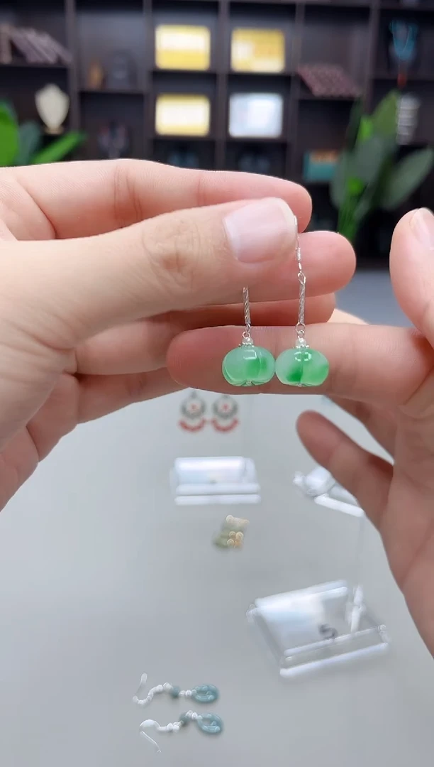 银S925镶嵌石英质玉（天山翠）耳饰316000