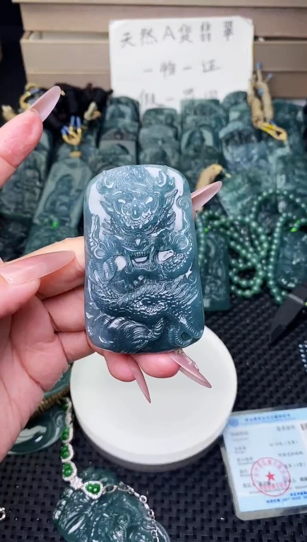 颈饰未镶嵌翡翠
