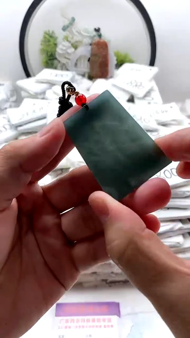 翡翠未镶嵌颈饰无事牌