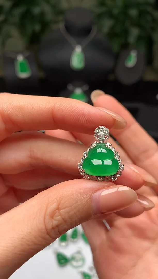 颈饰18K金镶嵌翡翠葫芦