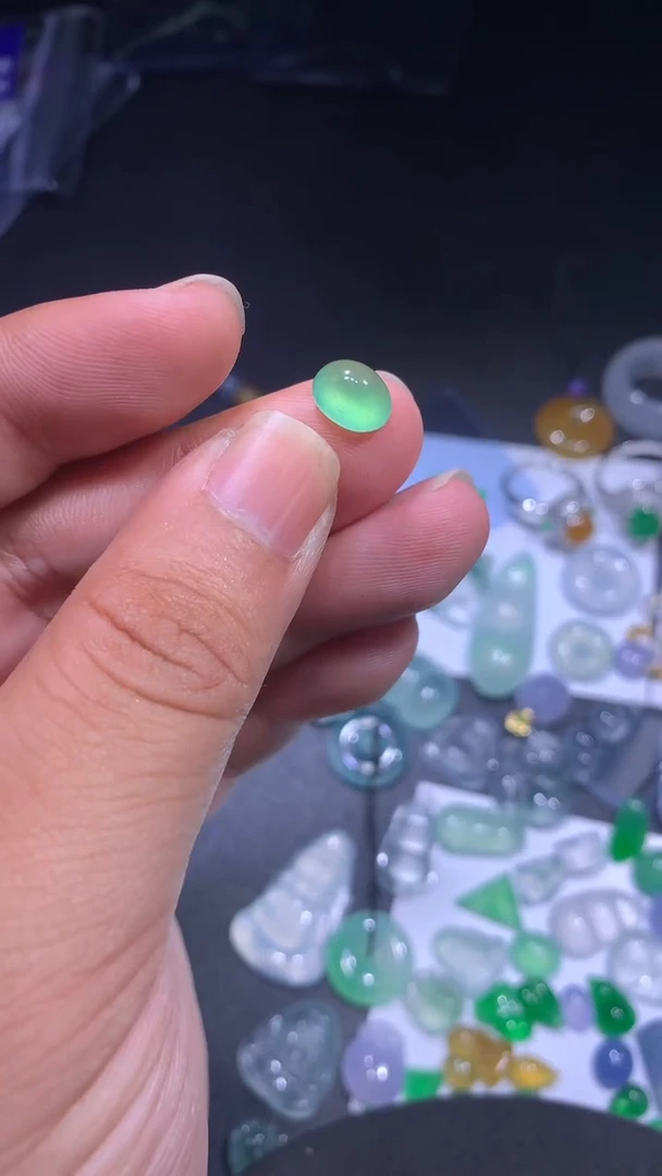 颈饰未镶嵌翡翠蛋面