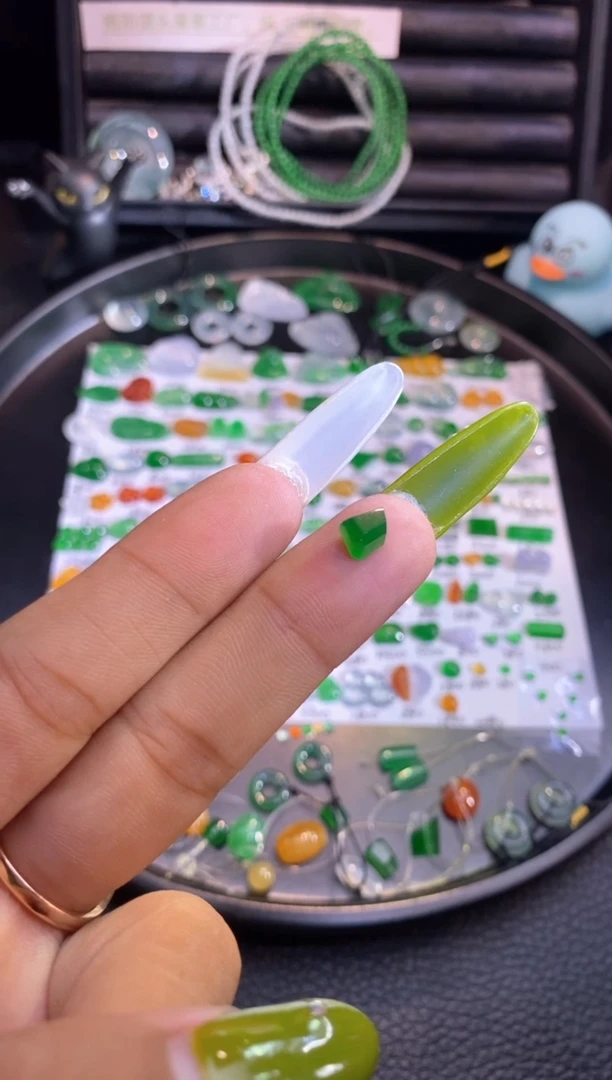 翡翠挂件未镶嵌切割