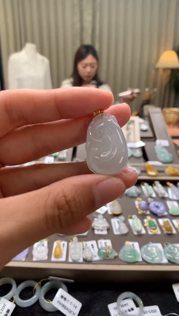 翡翠18K金镶嵌颈饰如意