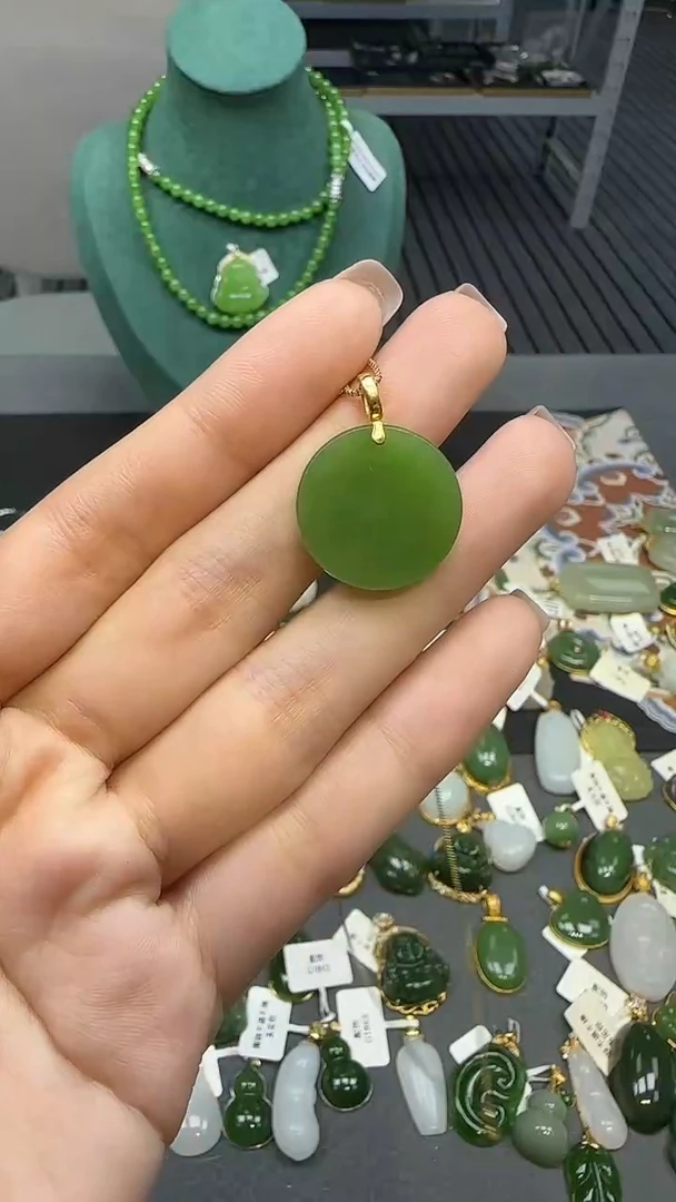 18K金镶嵌和田玉挂件 不含链