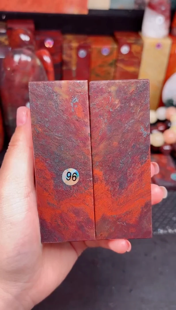 玉桂林鸡血玉印章摆件96