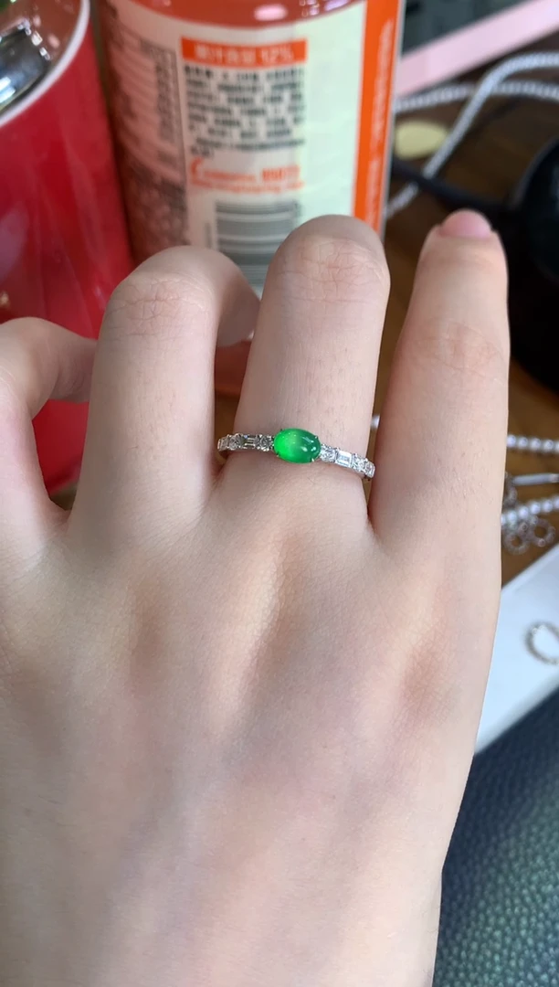 18K金镶嵌戒指翡翠绿蛋面戒指