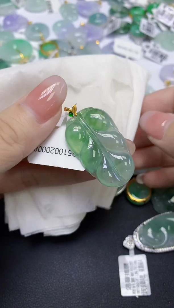 颈饰18K金镶嵌翡翠天然缅甸翡翠A货多样性发一件