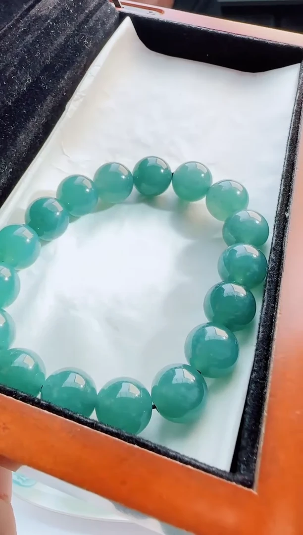 翡翠未镶嵌颈饰多样性发货其中一件