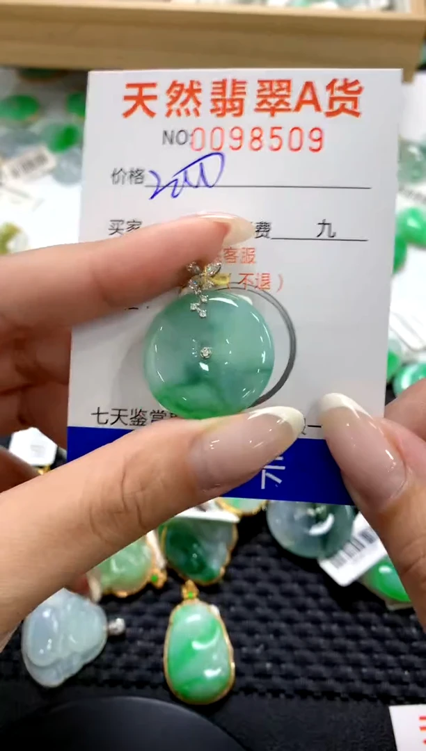 翡翠18K金镶嵌颈饰1111111111111111
