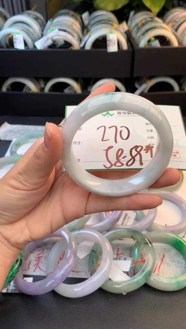 未镶嵌定制翡翠毛货需精细抛光+多人