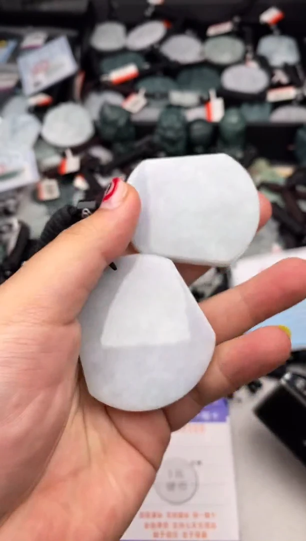 翡翠未镶嵌颈饰多样性发其一