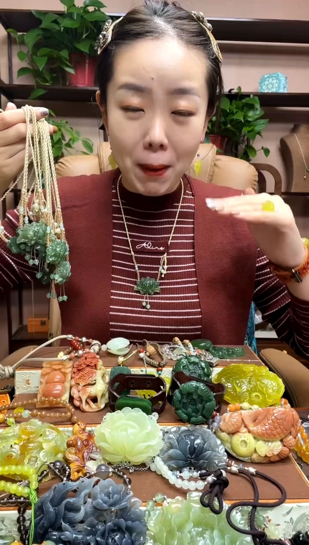 未镶嵌岫玉颈饰多样性发货发其中之一