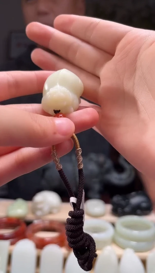 和田玉未镶嵌颈饰吊坠