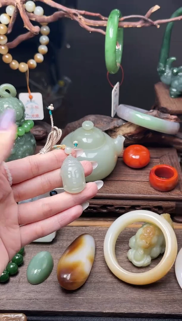 和田玉未镶嵌吊坠(不含链)且末青白 观音头有瑕疵