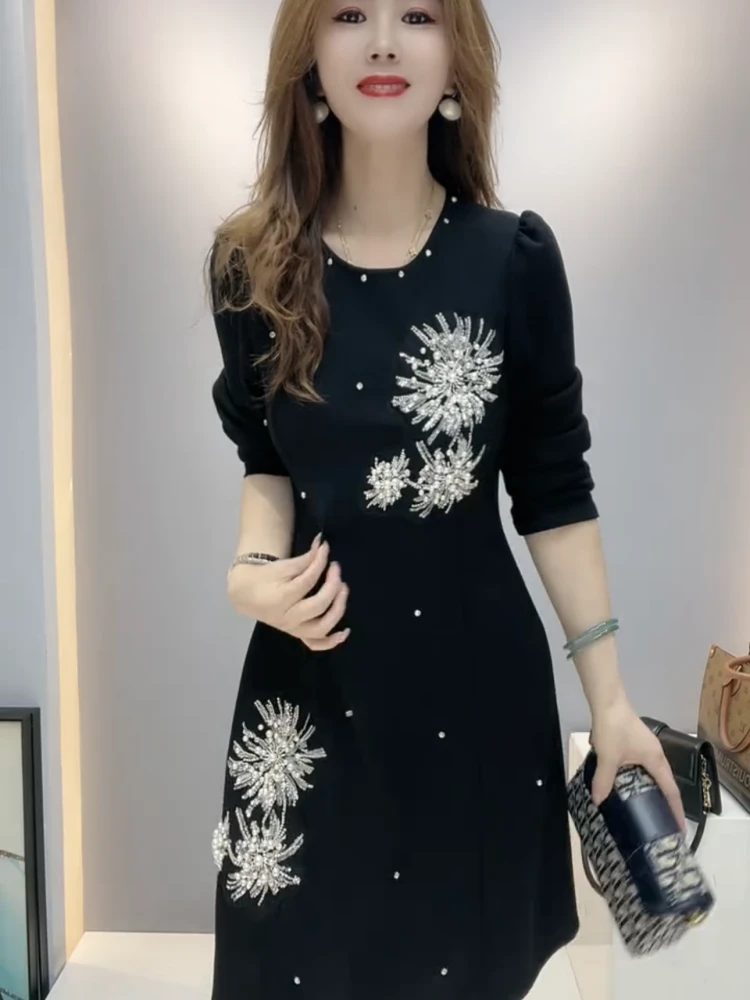 2025重工轻奢风时尚钉珠气质裙秋冬连衣裙女时尚修身显瘦遮肉新款