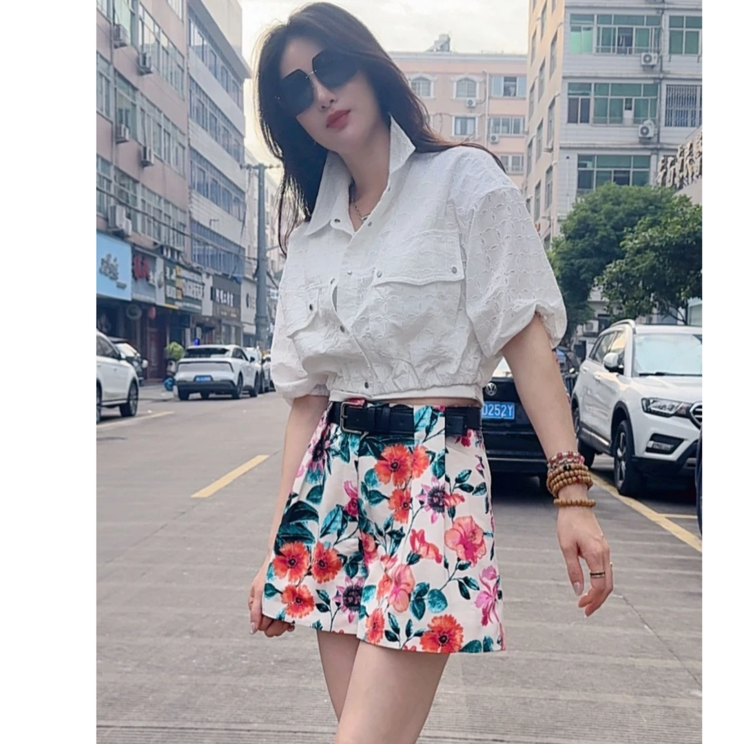 钥钥家欧韩女装，镂空花朵短袖衬衫+彩色花朵短裤，时尚休闲夏季