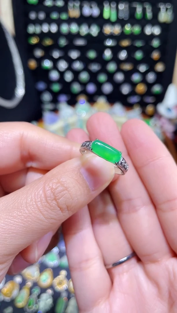 颈饰18K金镶嵌翡翠高冰满绿马鞍戒指