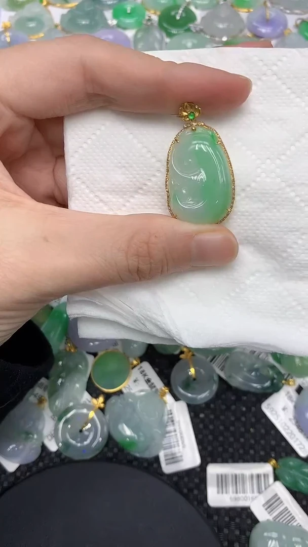 颈饰18K金镶嵌翡翠1111111111