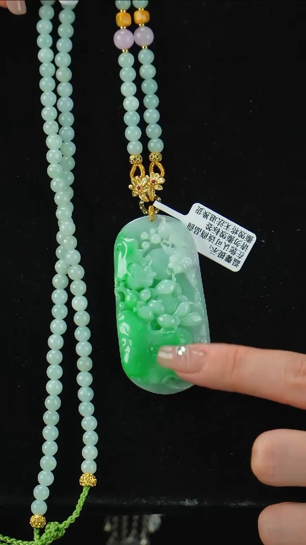 颈饰未镶嵌翡翠蜻蜓戏荷花