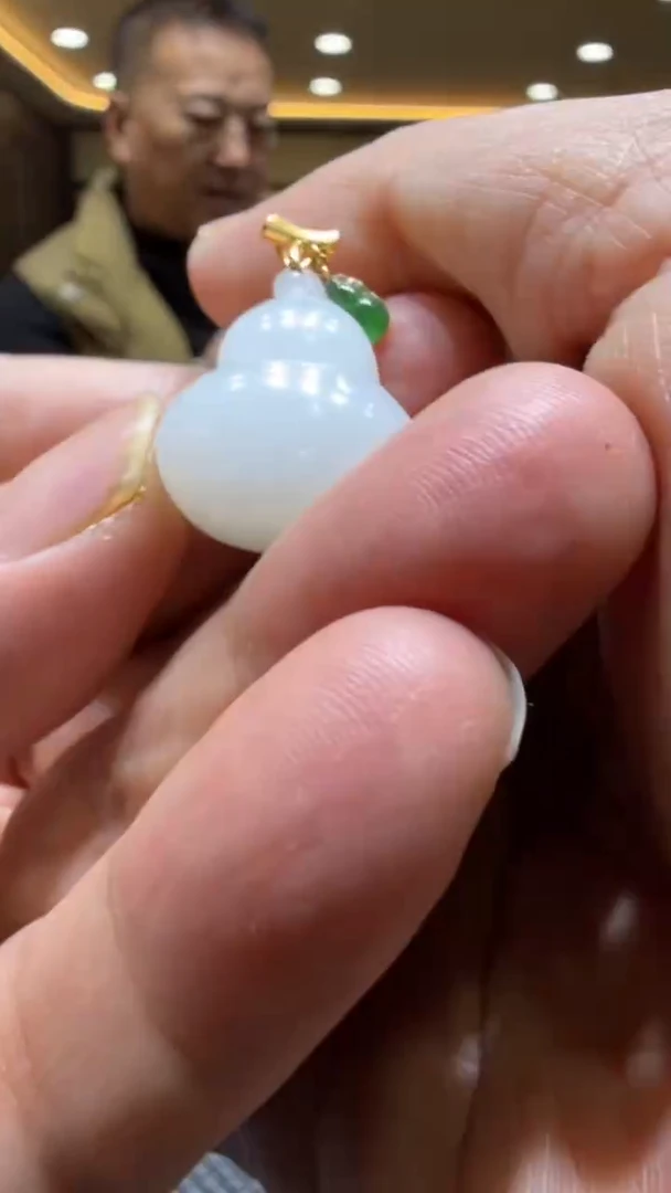 颈饰18K金镶嵌和田玉挂件