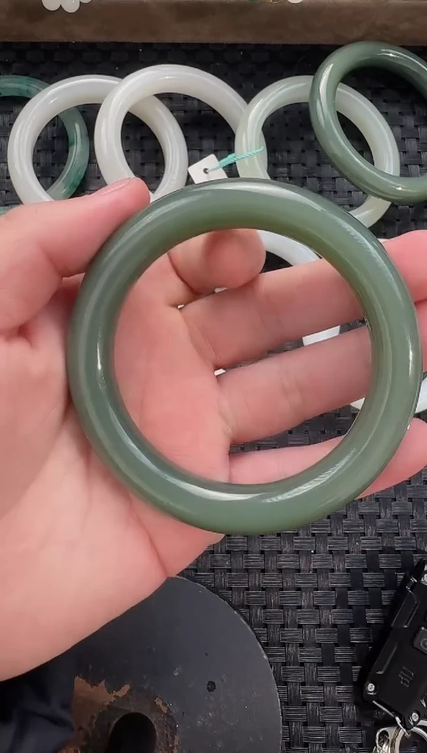 颈饰未镶嵌和田玉圈口55-60鸭蛋青手镯