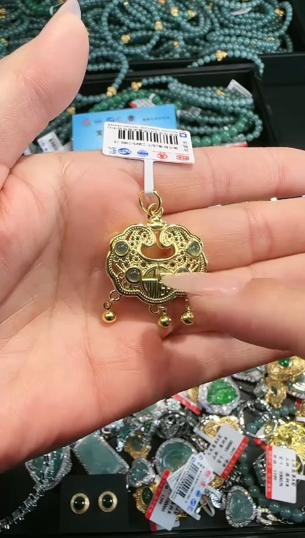 【闪购商品】翡翠吊坠(赠链)未镶嵌天然翡翠A货