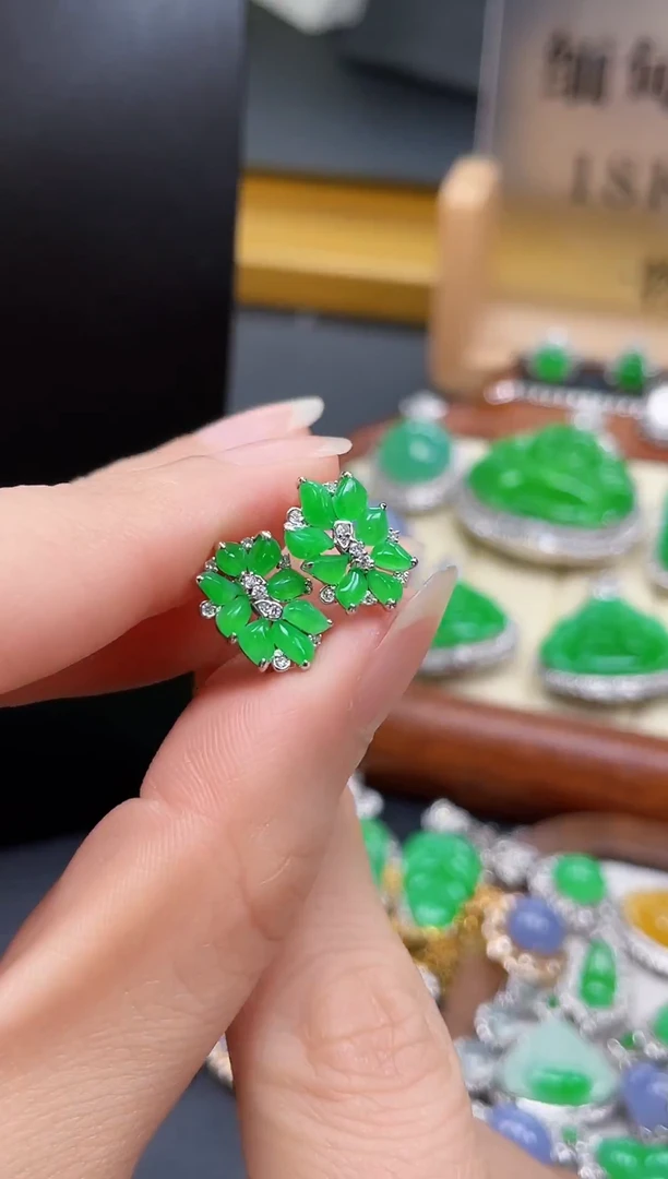 18K金镶嵌翡翠耳饰耳钉