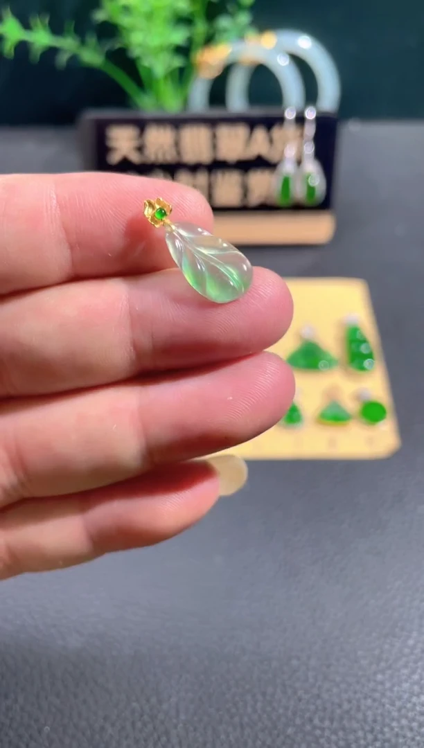 翡翠18K金镶嵌颈饰翡翠