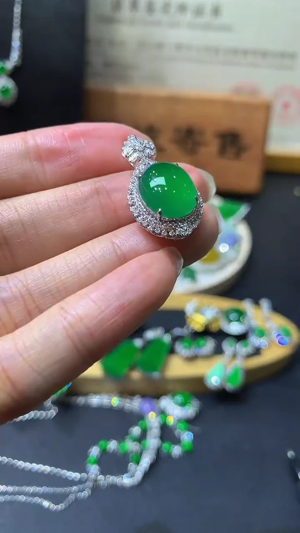 翡翠18K金镶嵌吊坠(不含链)入**笙团购