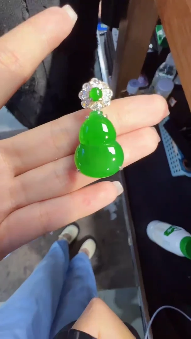 定制翡翠未镶嵌翡翠A货有轻微色差属于正常现象，葫芦1