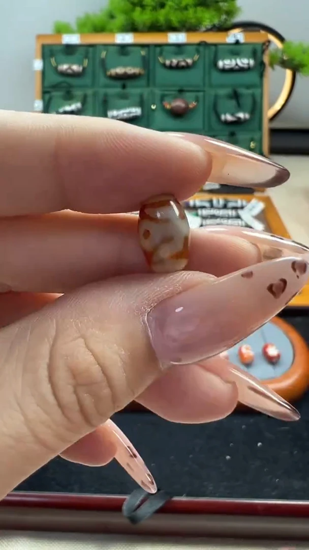 玛瑙/玉髓（覆膜）颈饰未镶嵌3.（微瑕）