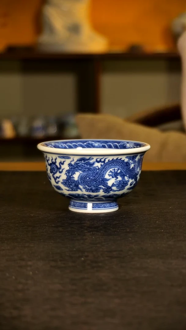 妙普柴窑青花龙纹压手杯內绘祥云纹