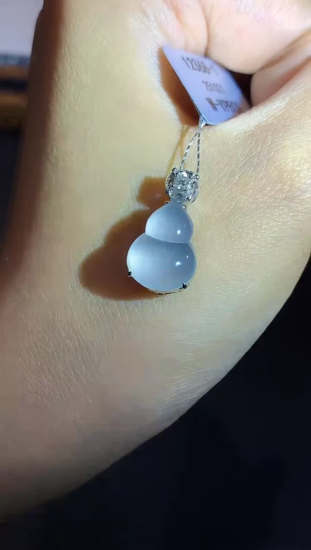 吊坠(不含链)18K金镶嵌翡翠多样性发其一