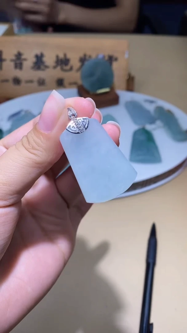 颈饰未镶嵌翡翠挂件