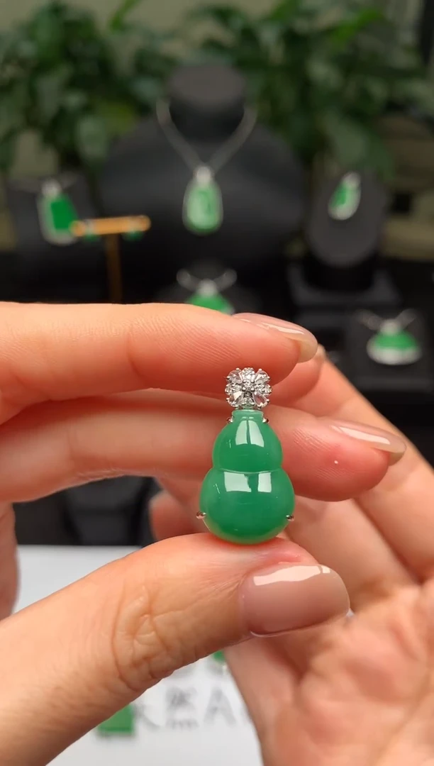 颈饰18K金镶嵌翡翠葫芦