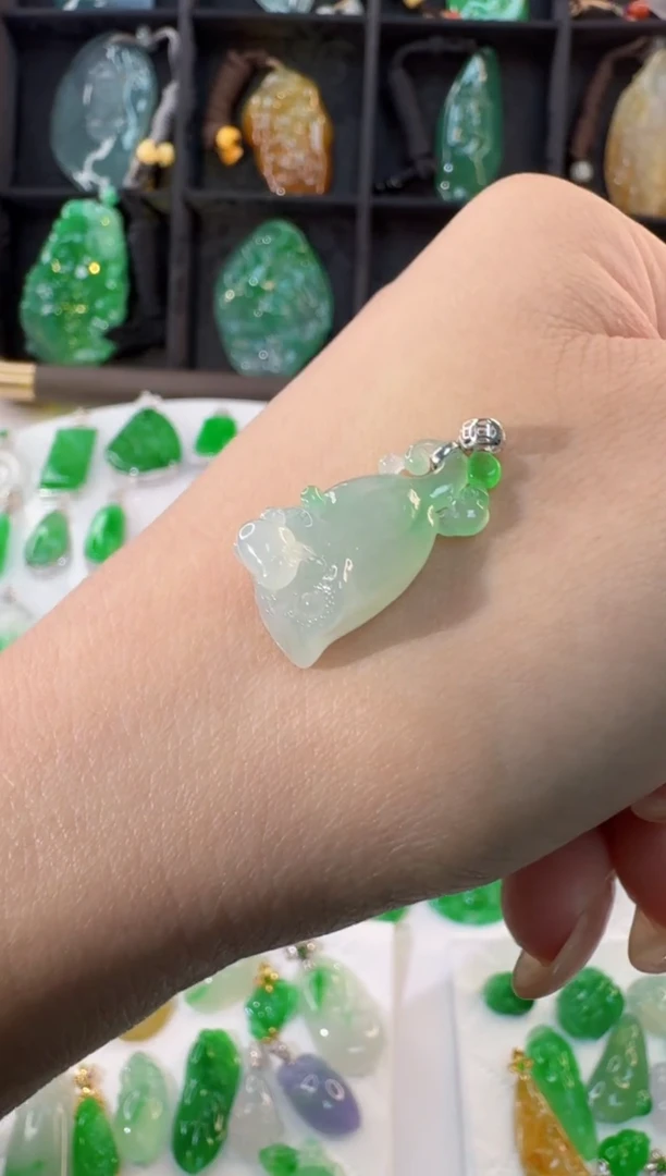 颈饰18K金镶嵌翡翠缅甸A货翡翠