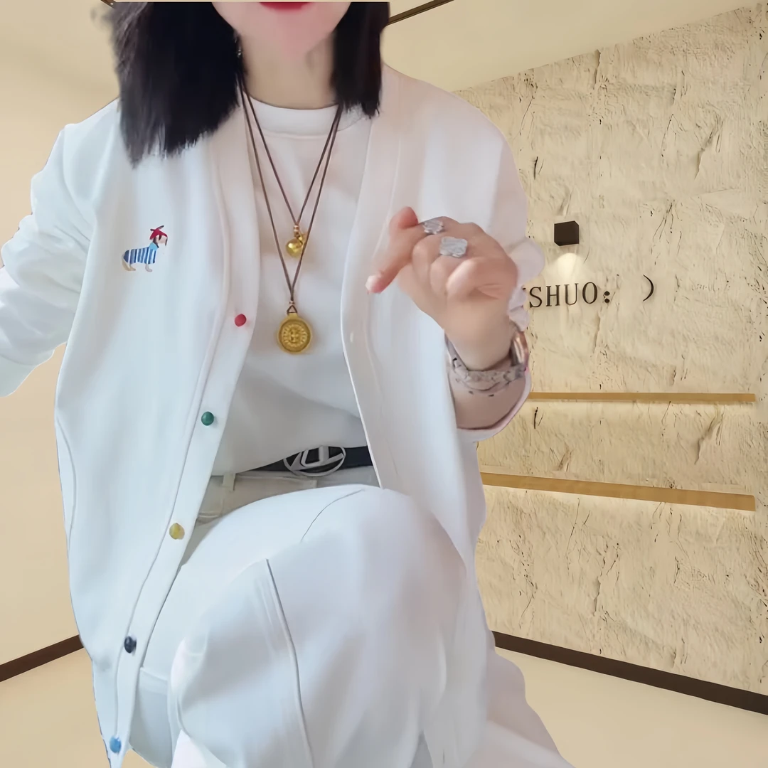 2025年开春新款小狗刺绣纽扣款外套时尚精致百搭款宽松女士上衣